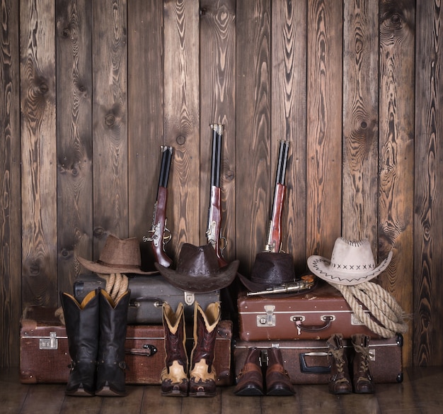 Vieilles valises chapeaux et chaussures de cowboy