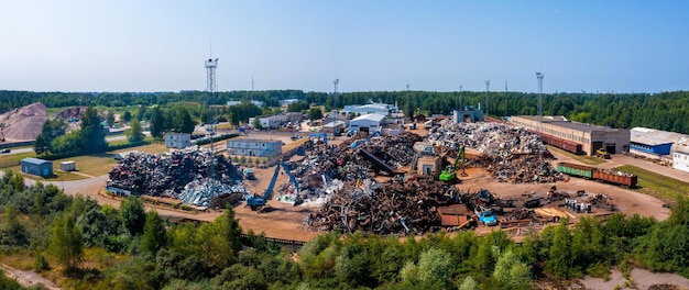 Vieilles voitures endommagées sur la casse en attente de recyclage