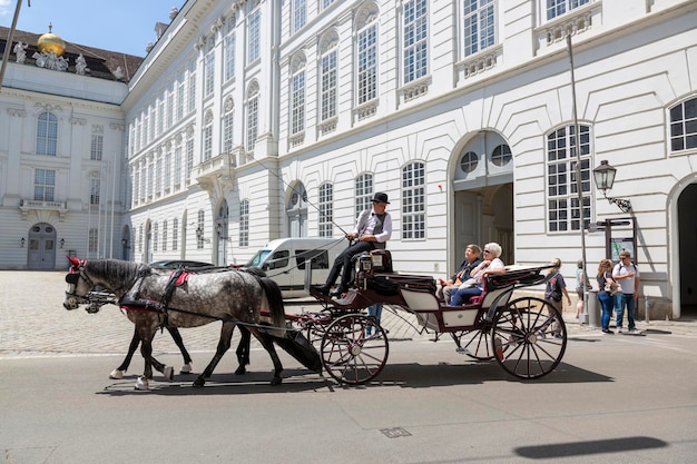 Photo vienne autriche 13 juin 2023 chariot de marche avec chevaux sur la place josefsplatz à vienne