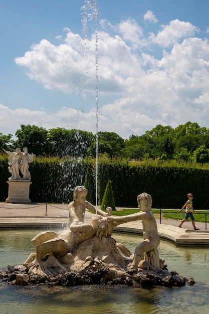 Vienne Autriche 15 juin 2023 Des fontaines dans le jardin du Belvédère à Vienne