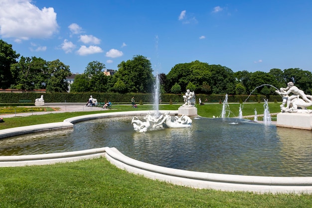 Vienne Autriche 15 juin 2023 Des fontaines sur le terrain du jardin du Belvédère à Vienne