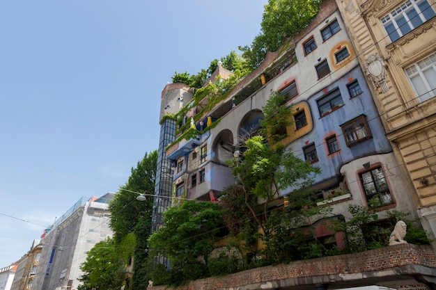 Photo vienne, autriche, 22 juin 2023 - le bâtiment le plus inhabituel de vienne, la maison hundertwasser