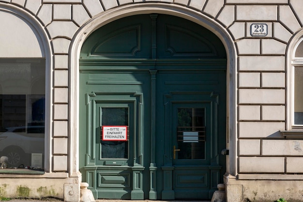 Vienne Autriche juin 13 2023 porte d'entrée de la maison avec l'inscription en allemand Veuillez l'entrée est gratuite