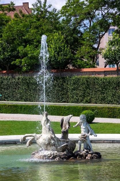 Vienne Autriche juin 15 2023 fontaines dans le jardin du Belvédère à Vienne