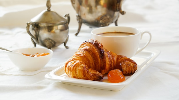 viennoiserie au beurre, feuilletée, faite de levure en couches