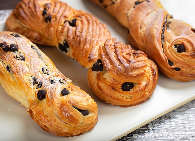 Viennoiserie avec des chips de chocolat Viennoisserie sont des photos de plats cuits au four français