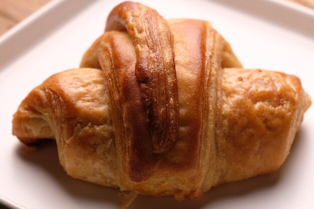 Une viennoiserie avec du bacon sur le dessus