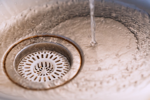 Évier de cuisine avec de l'eau