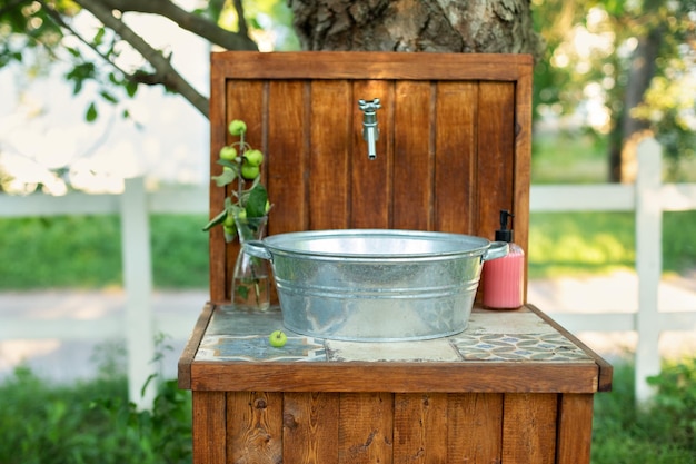 Évier extérieur vintage pour un décor rustique dans la cour, lavabo fait main