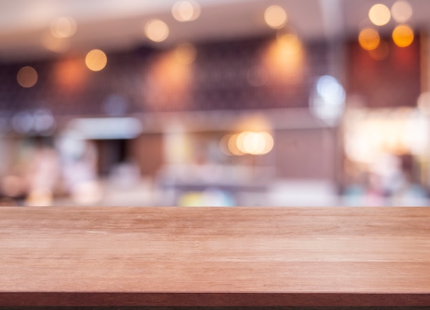 Vierge de table en bois au café