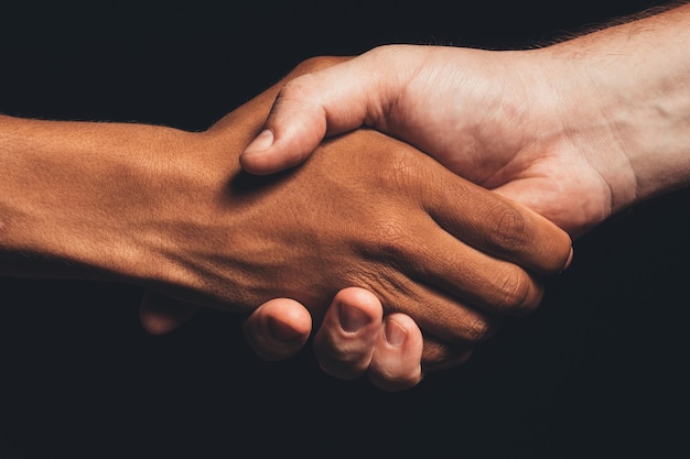 Photo les vies noires comptent la tolérance humaine les mains tremblantes