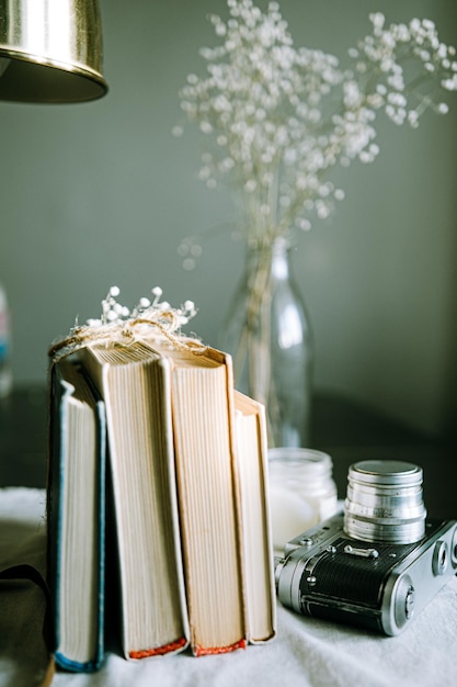 Un vieux appareil photo soviétique avec un livre sur la table.