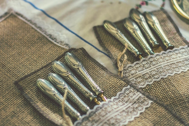 Vieux appareils de cuisine vintage et cuillères et vaisselle sur le marché aux puces