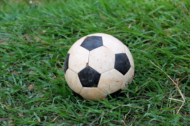 Photo vieux ballon de football sur l'herbe