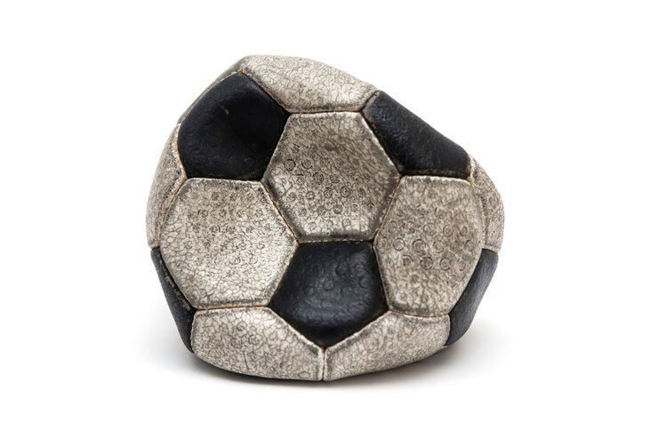 Photo vieux ballon de football isolé sur blanc