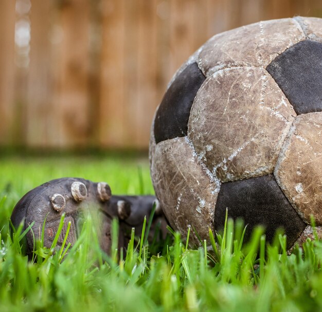 Vieux ballon pour jouer au football, détails du sport