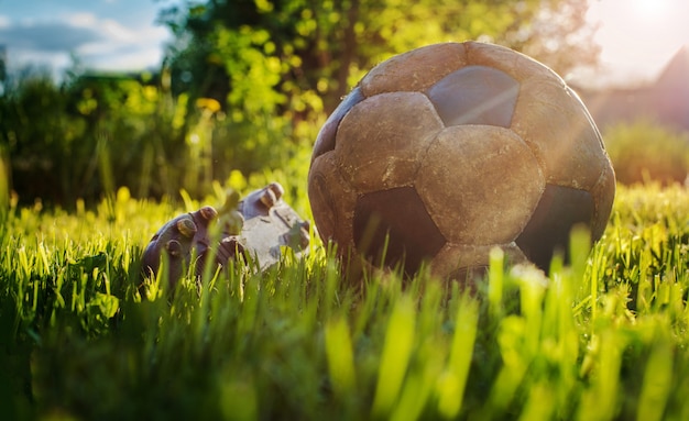 Photo vieux ballon pour jouer au football, détails du sport