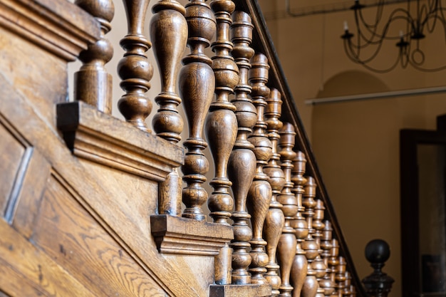 Vieux balustres décoratifs en bois, escaliers en bois antiques. rampes décoratives sculptées dans du bois