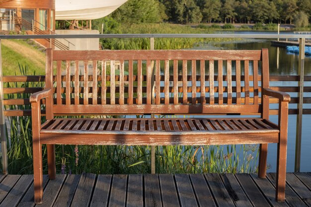 Vieux banc en bois au bord de la rivière