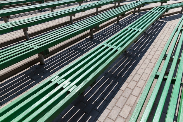 Vieux bancs en bois de couleur verte