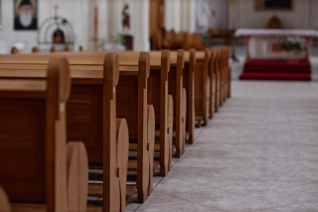 Vieux bancs en bois à l'église