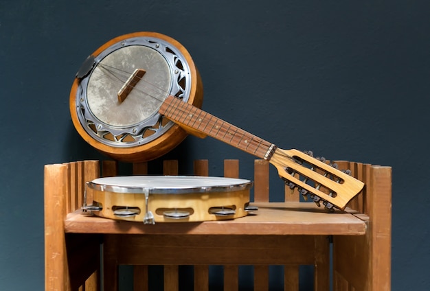 Vieux banjo en bois et tambourin sur une petite étagère