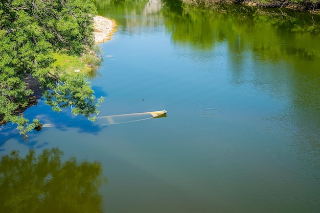 Un vieux bateau en bois a coulé dans la pittoresque rivière sinueuse