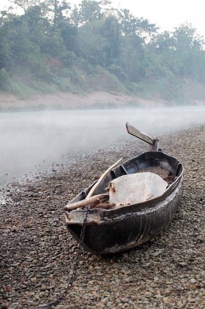 Vieux bateau en bois sur les vagues se bouchent