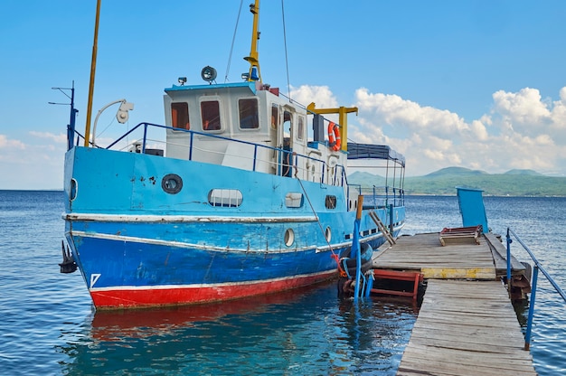 Vieux bateau à la jetée en bois