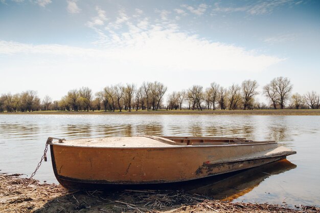Vieux bateau de pêche au bord de la rivière