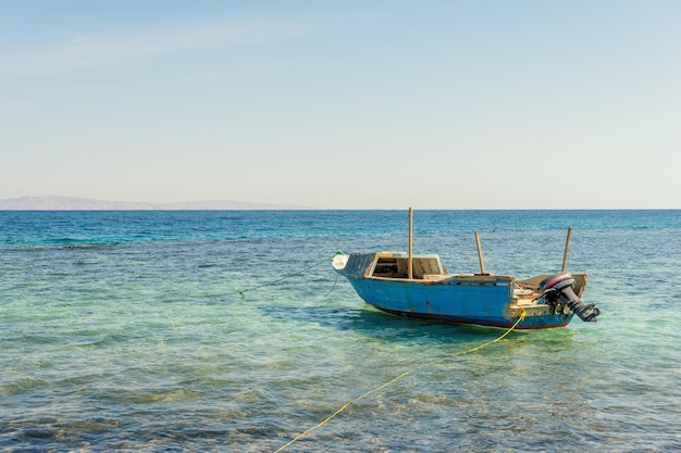 Vieux bateau de pêche en bois dans la mer rouge en egypte