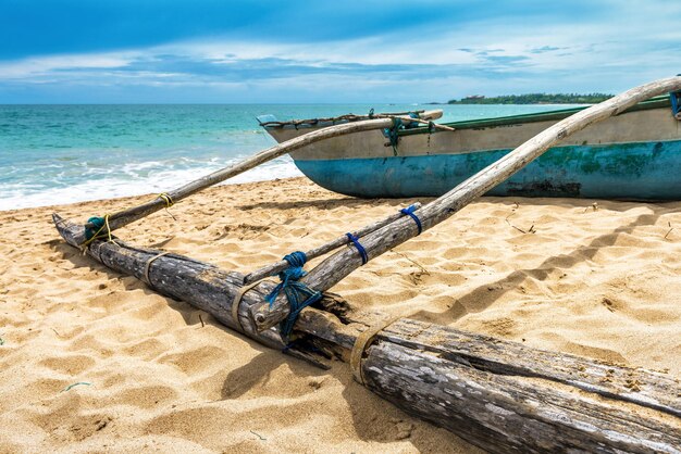 Vieux bateau de pêche ethnique sur la plage au Sri Lanka