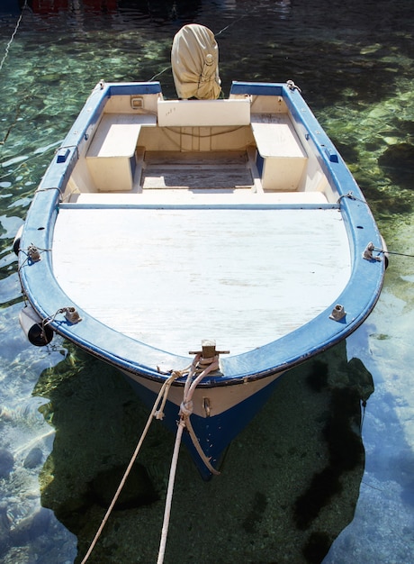 Vieux bateau de pêche avec des filets, sud de l'Italie