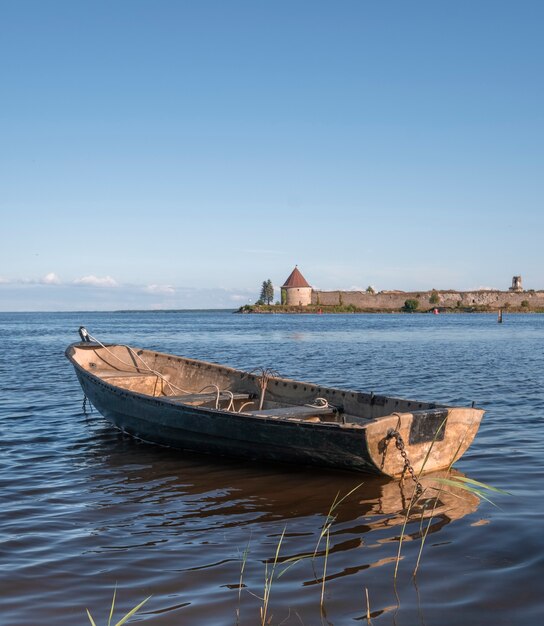 Vieux bateau de pêche sur le fond de la forteresse Oreshek à Shlisselburg, Russie