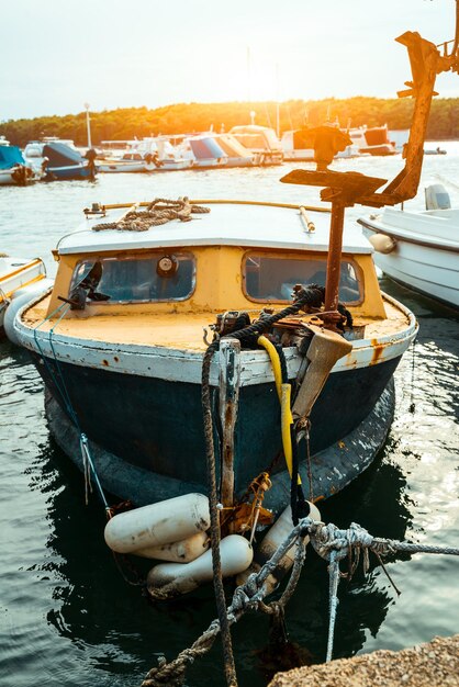 Vieux bateau de pêche en ruine