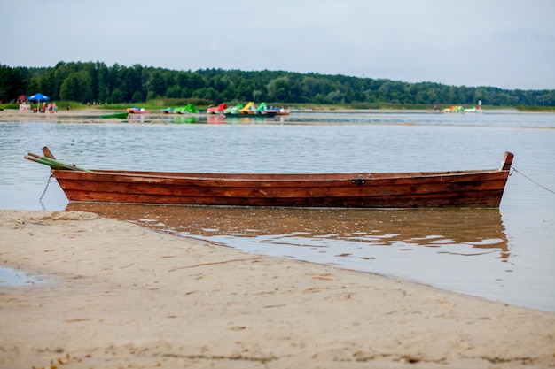 Vieux bateau de pêcheur au lever du soleil sur la plage