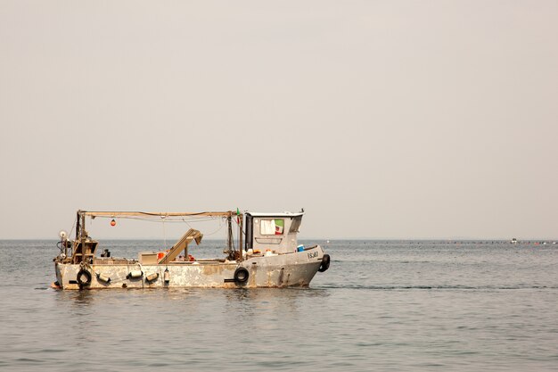 Vieux bateau de pêcheur dans la mer de Trieste