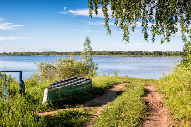 Vieux bateau sur la rive du fleuve