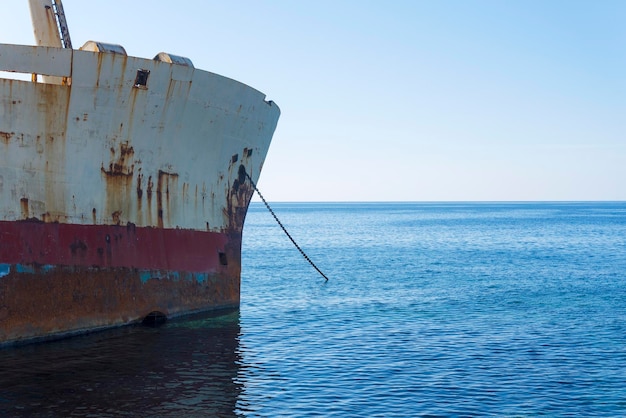 Un vieux bateau rouillé sur l'île de Chypre