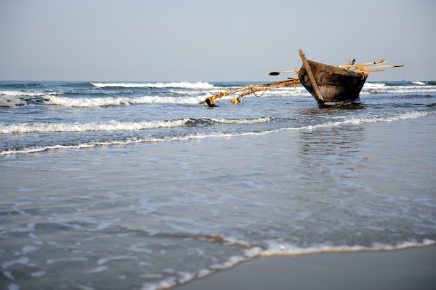 Vieux bateau avec des vagues