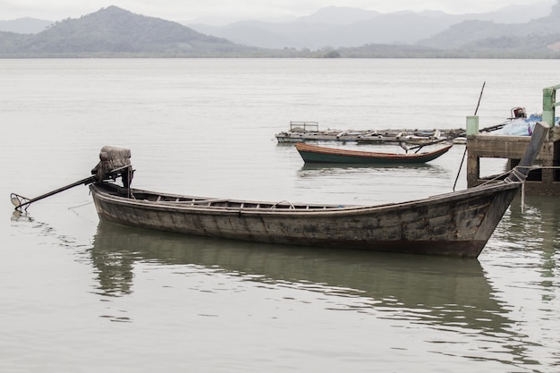 Vieux bateaux en bois flottant dans la mer.