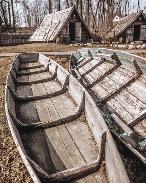 Vieux bateaux en bois sur le fond d'une maison rustique