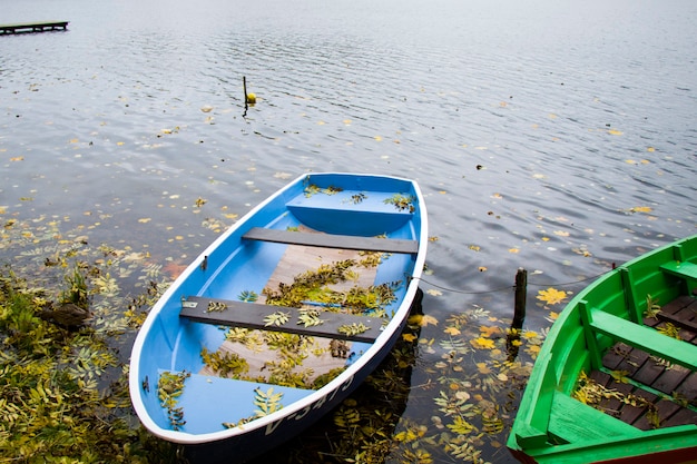 Vieux bateaux en bois près de la plage du lac Trakai Gavle, Lituanie. Temps d'automne et d'automne.