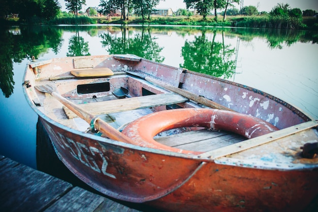 Vieux bateaux minables et usés de différentes couleurs sur la jetée du quai