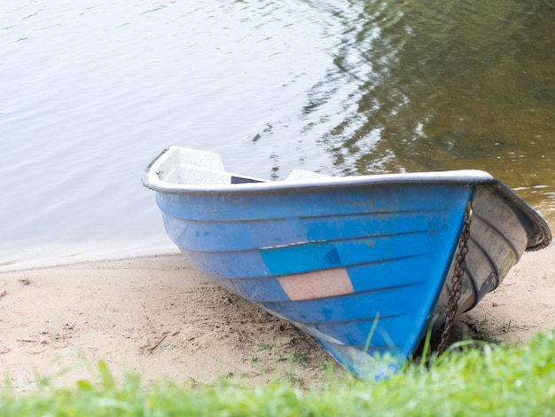 Vieux bateaux sur le rivage sablonneux bateau en bois sur le sable au bord du lac