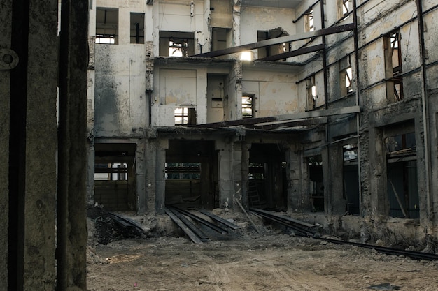 Photo vieux bâtiment abandonné complètement éventré