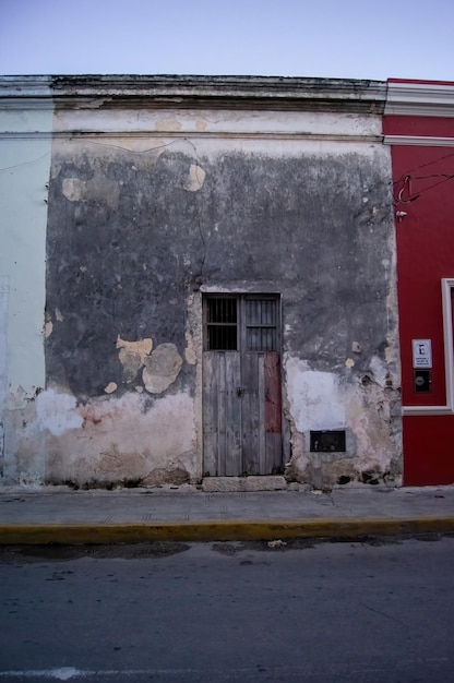 Vieux bâtiment abandonné dans l'architecture coloniale du centre-ville de guadalajara au mexique