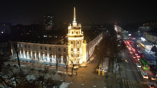 Un vieux bâtiment joliment décoré de guirlandes, les lumières brillent de mille feux en se préparant pour l'e