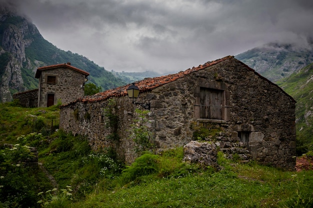 Vieux bâtiment par la montagne contre le ciel