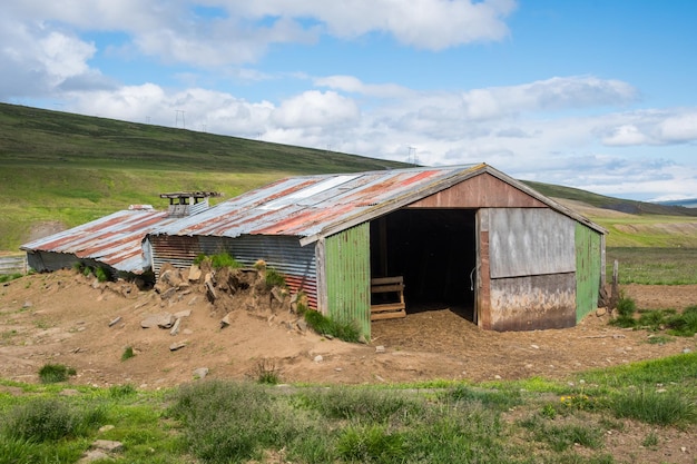 Vieux bâtiment sur le paysage de campagne de l'Islande